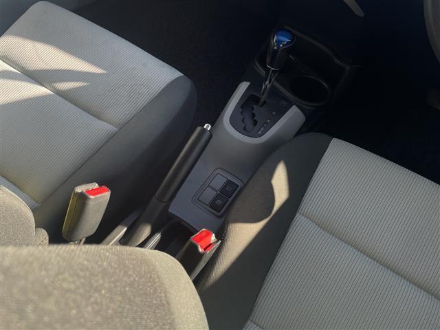 アクア S 取扱説明書 保証書 記録簿 ワンオーナー CD AUX 純正フロアマット オートエアコン 横滑り防止装置 電動格納ミラー 禁煙車(8枚目)