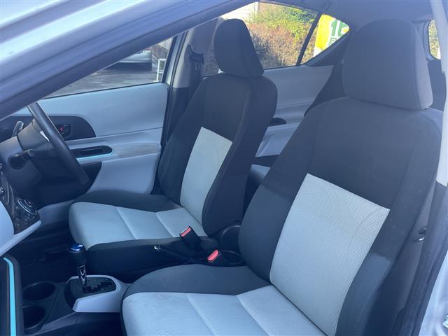 アクア S 取扱説明書 保証書 記録簿 ワンオーナー CD AUX 純正フロアマット オートエアコン 横滑り防止装置 電動格納ミラー 禁煙車(10枚目)