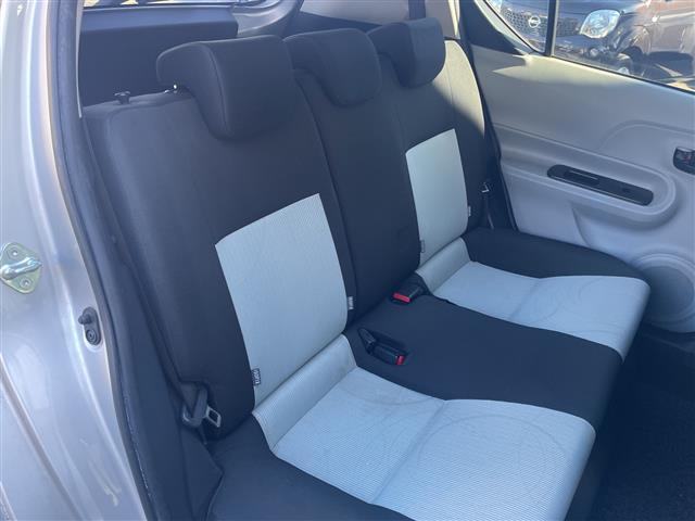 アクア S 取扱説明書 保証書 記録簿 ワンオーナー CD AUX 純正フロアマット オートエアコン 横滑り防止装置 電動格納ミラー 禁煙車(11枚目)