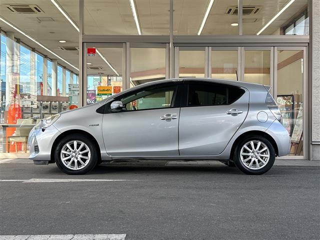 アクア S 取扱説明書 保証書 記録簿 ワンオーナー CD AUX 純正フロアマット オートエアコン 横滑り防止装置 電動格納ミラー 禁煙車(20枚目)