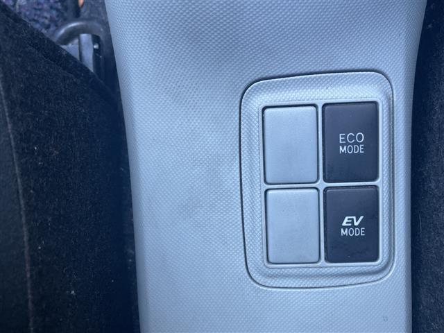 アクア S 取扱説明書 保証書 記録簿 ワンオーナー CD AUX 純正フロアマット オートエアコン 横滑り防止装置 電動格納ミラー 禁煙車(26枚目)