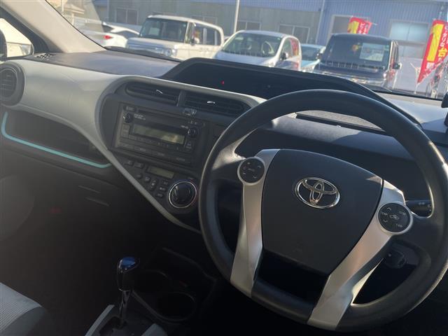 アクア S 取扱説明書 保証書 記録簿 ワンオーナー CD AUX 純正フロアマット オートエアコン 横滑り防止装置 電動格納ミラー 禁煙車(27枚目)