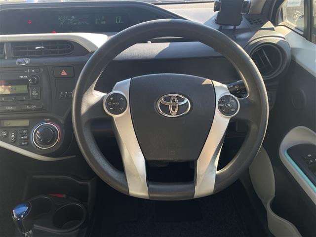 アクア S 取扱説明書 保証書 記録簿 ワンオーナー CD AUX 純正フロアマット オートエアコン 横滑り防止装置 電動格納ミラー 禁煙車(42枚目)