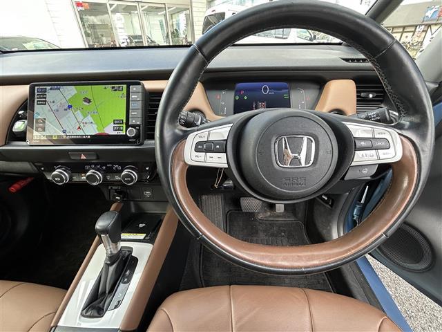 フィット ｅ：ＨＥＶリュクス　４ＷＤ　純正メーカーナビ／ＢＴ／ＣＤ／ＤＶＤ／ＴＶ／ｉＰｏｄ／ＵＳＢ／　衝突軽減システム　踏み間違い軽減システム　レーンキープアシスト　コーナーセンサー　追従式レーダークルコン　クリアランスセンサー（12枚目）