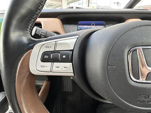 フィット ｅ：ＨＥＶリュクス　４ＷＤ　純正メーカーナビ／ＢＴ／ＣＤ／ＤＶＤ／ＴＶ／ｉＰｏｄ／ＵＳＢ／　衝突軽減システム　踏み間違い軽減システム　レーンキープアシスト　コーナーセンサー　追従式レーダークルコン　クリアランスセンサー（13枚目）