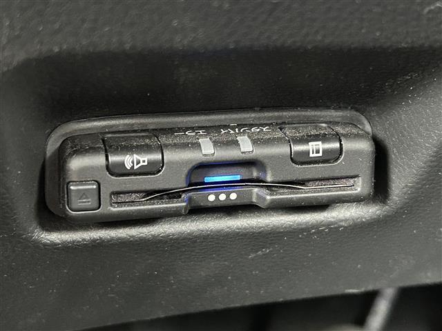 フィット ｅ：ＨＥＶリュクス　４ＷＤ　純正メーカーナビ／ＢＴ／ＣＤ／ＤＶＤ／ＴＶ／ｉＰｏｄ／ＵＳＢ／　衝突軽減システム　踏み間違い軽減システム　レーンキープアシスト　コーナーセンサー　追従式レーダークルコン　クリアランスセンサー（23枚目）