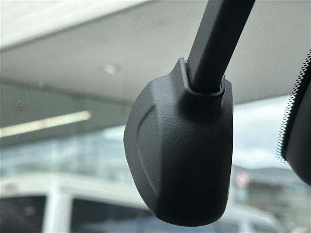 フィット ｅ：ＨＥＶリュクス　４ＷＤ　純正メーカーナビ／ＢＴ／ＣＤ／ＤＶＤ／ＴＶ／ｉＰｏｄ／ＵＳＢ／　衝突軽減システム　踏み間違い軽減システム　レーンキープアシスト　コーナーセンサー　追従式レーダークルコン　クリアランスセンサー（25枚目）
