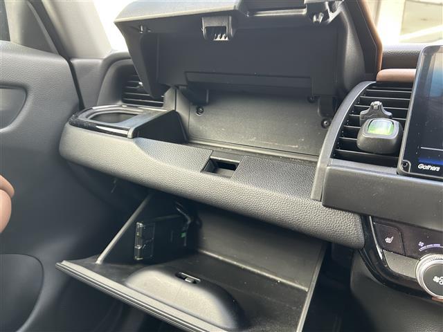 フィット ｅ：ＨＥＶリュクス　４ＷＤ　純正メーカーナビ／ＢＴ／ＣＤ／ＤＶＤ／ＴＶ／ｉＰｏｄ／ＵＳＢ／　衝突軽減システム　踏み間違い軽減システム　レーンキープアシスト　コーナーセンサー　追従式レーダークルコン　クリアランスセンサー（31枚目）