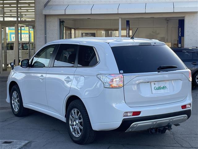 アウトランダーＰＨＥＶ Ｇセーフティパッケージ　寒冷地仕様／４ＷＤ／１オーナー／衝突軽減／ＥＴＣ／メモリーナビ／バックカメラ／前席シートヒーター／パドルシフト／革巻ステアリング／ハーフレザーシート／急速充電ケーブル／ウィンカーミラー（3枚目）