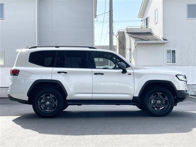 ランドクルーザー ＧＲスポーツ　寒冷地仕様　ルーフレール（ブラック）　クールボックス　チルト＆スライド電動ムーンルーフ　リヤシートエンターテインメントシステム　ＪＢＬプレミアムサウンドシステム　１２．３インチＴ－Ｃｏｎｎｅｃｔナビ（5枚目）