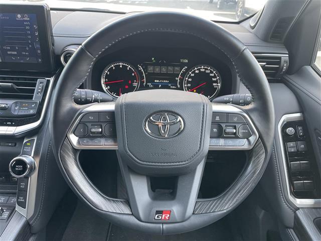 ランドクルーザー ＧＲスポーツ　寒冷地仕様　ルーフレール（ブラック）　クールボックス　チルト＆スライド電動ムーンルーフ　リヤシートエンターテインメントシステム　ＪＢＬプレミアムサウンドシステム　１２．３インチＴ－Ｃｏｎｎｅｃｔナビ（12枚目）