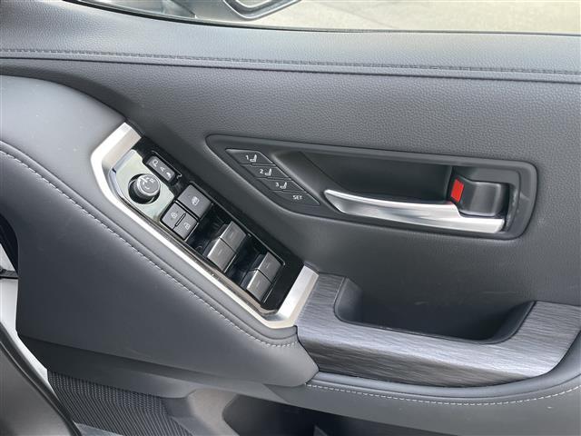 ランドクルーザー ＧＲスポーツ　寒冷地仕様　ルーフレール（ブラック）　クールボックス　チルト＆スライド電動ムーンルーフ　リヤシートエンターテインメントシステム　ＪＢＬプレミアムサウンドシステム　１２．３インチＴ－Ｃｏｎｎｅｃｔナビ（16枚目）