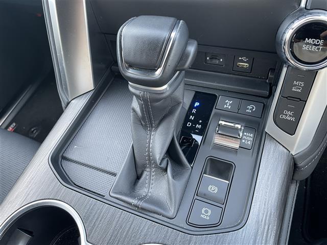 ランドクルーザー ＧＲスポーツ　寒冷地仕様　ルーフレール（ブラック）　クールボックス　チルト＆スライド電動ムーンルーフ　リヤシートエンターテインメントシステム　ＪＢＬプレミアムサウンドシステム　１２．３インチＴ－Ｃｏｎｎｅｃｔナビ（23枚目）