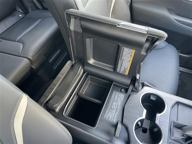 ランドクルーザー ＧＲスポーツ　寒冷地仕様　ルーフレール（ブラック）　クールボックス　チルト＆スライド電動ムーンルーフ　リヤシートエンターテインメントシステム　ＪＢＬプレミアムサウンドシステム　１２．３インチＴ－Ｃｏｎｎｅｃｔナビ（24枚目）