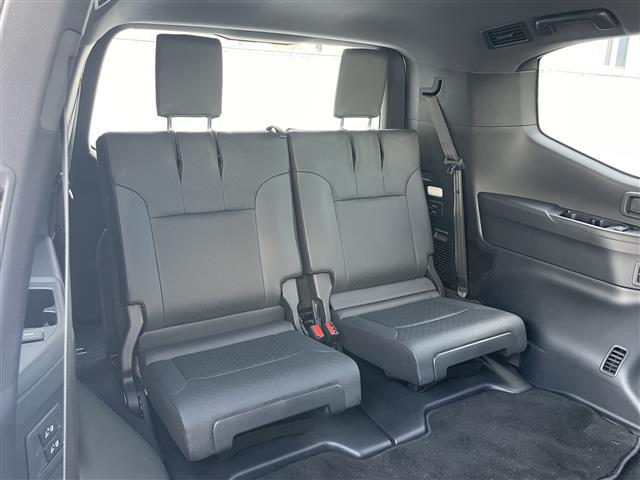 ランドクルーザー ＧＲスポーツ　寒冷地仕様　ルーフレール（ブラック）　クールボックス　チルト＆スライド電動ムーンルーフ　リヤシートエンターテインメントシステム　ＪＢＬプレミアムサウンドシステム　１２．３インチＴ－Ｃｏｎｎｅｃｔナビ（33枚目）