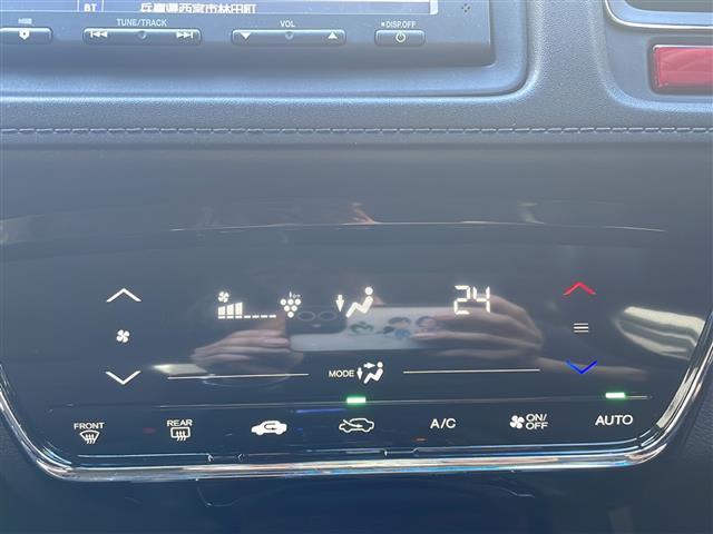 ヴェゼル ハイブリッドＸ　純正ＳＤナビ（ワンセグテレビ／Ｂｌｕｅｔｏｏｔｈ／ＡＭ／ＦＭ）・ＥＴＣ・バックカメラ・クルーズコントロール・パドルシフト・横滑り防止装置・コーナーセンサー・スマートキー・純正１６インチアルミホイール（13枚目）