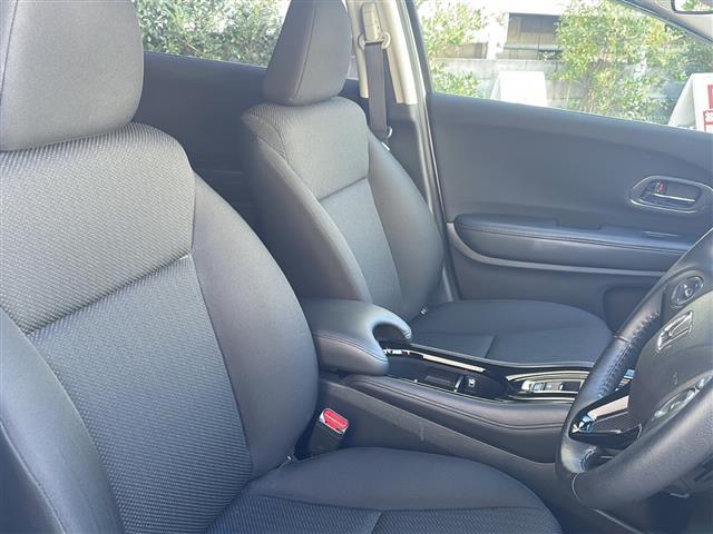 ヴェゼル ハイブリッドＸ　純正ＳＤナビ（ワンセグテレビ／Ｂｌｕｅｔｏｏｔｈ／ＡＭ／ＦＭ）・ＥＴＣ・バックカメラ・クルーズコントロール・パドルシフト・横滑り防止装置・コーナーセンサー・スマートキー・純正１６インチアルミホイール（21枚目）