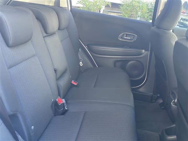 ヴェゼル ハイブリッドＸ　純正ＳＤナビ（ワンセグテレビ／Ｂｌｕｅｔｏｏｔｈ／ＡＭ／ＦＭ）・ＥＴＣ・バックカメラ・クルーズコントロール・パドルシフト・横滑り防止装置・コーナーセンサー・スマートキー・純正１６インチアルミホイール（22枚目）