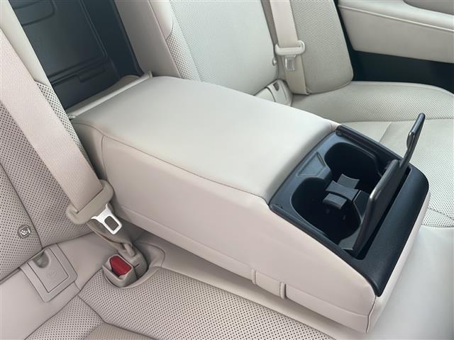 クラウンクロスオーバー Gアドバンスド・レザーパッケージ 禁煙車 ワンオーナー 全方位カメラ 衝突被害軽減装置 ドラレコ 純正ナビ フルセグテレビ レーダークルーズ 置くだけ充電 デジタルインナーミラー パワーバックドア 運転性シートメモリー エアーシート(27枚目)