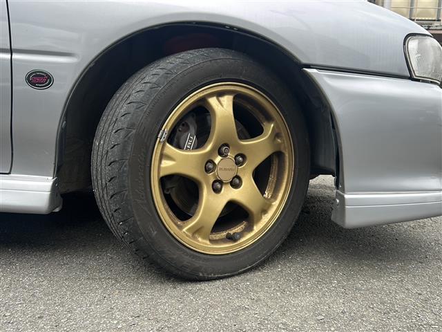 インプレッサ WRX STiバージョンVI 純正リアウィング ターボ車 5速ミッション 専用シート 社外ハードディスクナビ ETC 純正エアロ 純正16インチアルミホイール ブースト計 電圧計(20枚目)