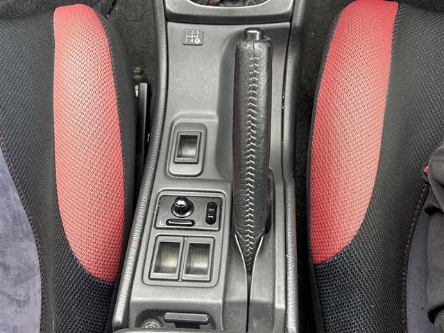 インプレッサ WRX STiバージョンVI 純正リアウィング ターボ車 5速ミッション 専用シート 社外ハードディスクナビ ETC 純正エアロ 純正16インチアルミホイール ブースト計 電圧計(27枚目)
