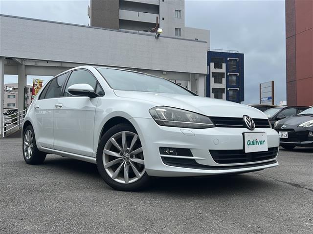 ゴルフ ＴＳＩコンフォートライン　Ｂｌｕｅｔｏｏｔｈ　バックカメラ　ＡＵＸ　ＡＢＳ　オートライト　ブラインドスポットモニター　純正アルミホイール　プッシュスタート　純正フロアマット　横滑り防止装置　レーンキープアシスト　ＳＤナビ（2枚目）