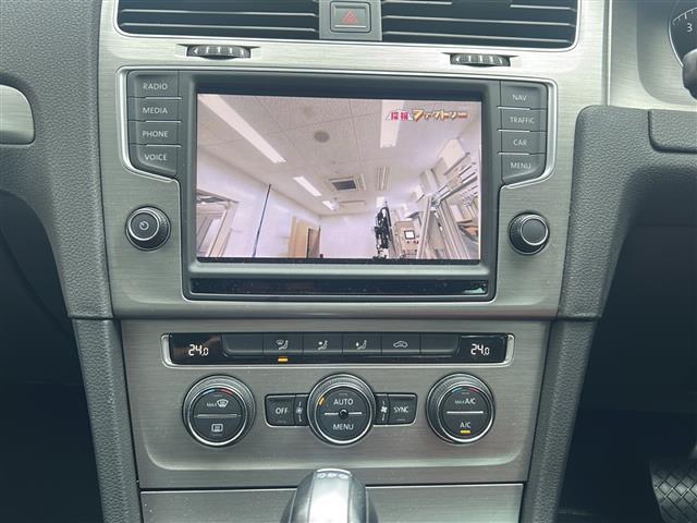 ゴルフ ＴＳＩコンフォートライン　Ｂｌｕｅｔｏｏｔｈ　バックカメラ　ＡＵＸ　ＡＢＳ　オートライト　ブラインドスポットモニター　純正アルミホイール　プッシュスタート　純正フロアマット　横滑り防止装置　レーンキープアシスト　ＳＤナビ（5枚目）