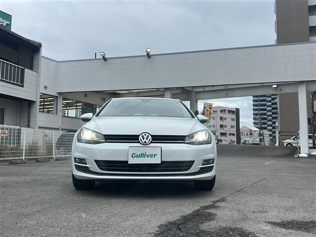 ゴルフ ＴＳＩコンフォートライン　Ｂｌｕｅｔｏｏｔｈ　バックカメラ　ＡＵＸ　ＡＢＳ　オートライト　ブラインドスポットモニター　純正アルミホイール　プッシュスタート　純正フロアマット　横滑り防止装置　レーンキープアシスト　ＳＤナビ（6枚目）