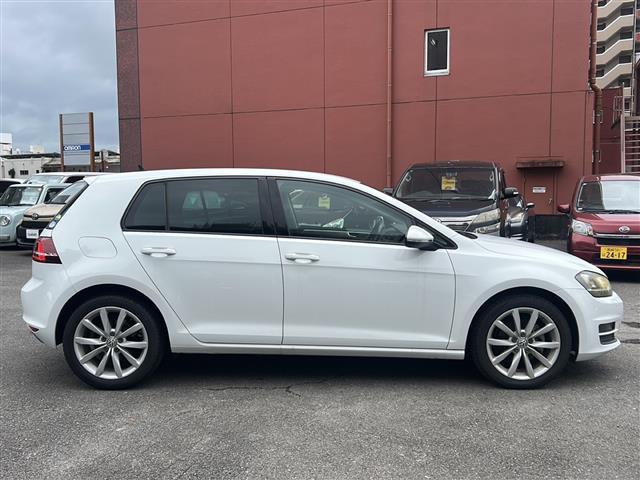 ゴルフ ＴＳＩコンフォートライン　Ｂｌｕｅｔｏｏｔｈ　バックカメラ　ＡＵＸ　ＡＢＳ　オートライト　ブラインドスポットモニター　純正アルミホイール　プッシュスタート　純正フロアマット　横滑り防止装置　レーンキープアシスト　ＳＤナビ（8枚目）