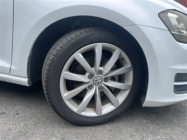 ゴルフ ＴＳＩコンフォートライン　Ｂｌｕｅｔｏｏｔｈ　バックカメラ　ＡＵＸ　ＡＢＳ　オートライト　ブラインドスポットモニター　純正アルミホイール　プッシュスタート　純正フロアマット　横滑り防止装置　レーンキープアシスト　ＳＤナビ（12枚目）