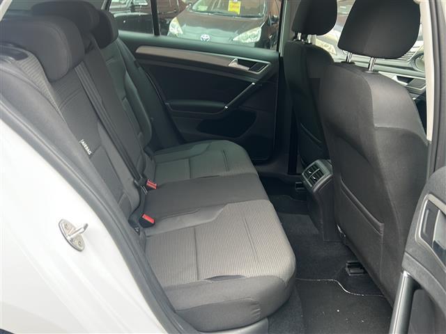 ゴルフ ＴＳＩコンフォートライン　Ｂｌｕｅｔｏｏｔｈ　バックカメラ　ＡＵＸ　ＡＢＳ　オートライト　ブラインドスポットモニター　純正アルミホイール　プッシュスタート　純正フロアマット　横滑り防止装置　レーンキープアシスト　ＳＤナビ（18枚目）