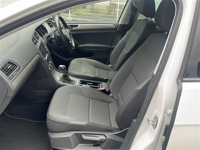 ゴルフ ＴＳＩコンフォートライン　Ｂｌｕｅｔｏｏｔｈ　バックカメラ　ＡＵＸ　ＡＢＳ　オートライト　ブラインドスポットモニター　純正アルミホイール　プッシュスタート　純正フロアマット　横滑り防止装置　レーンキープアシスト　ＳＤナビ（19枚目）