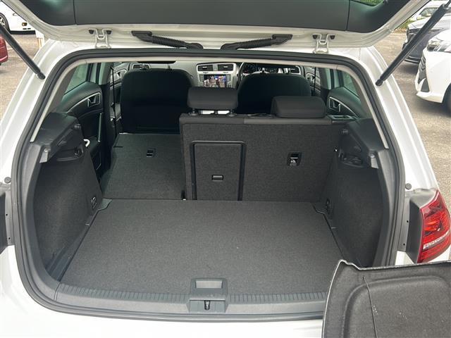 ゴルフ ＴＳＩコンフォートライン　Ｂｌｕｅｔｏｏｔｈ　バックカメラ　ＡＵＸ　ＡＢＳ　オートライト　ブラインドスポットモニター　純正アルミホイール　プッシュスタート　純正フロアマット　横滑り防止装置　レーンキープアシスト　ＳＤナビ（24枚目）