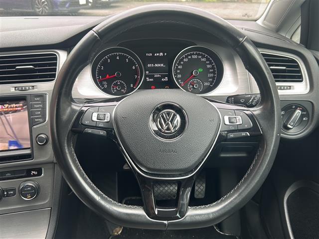 ゴルフ ＴＳＩコンフォートライン　Ｂｌｕｅｔｏｏｔｈ　バックカメラ　ＡＵＸ　ＡＢＳ　オートライト　ブラインドスポットモニター　純正アルミホイール　プッシュスタート　純正フロアマット　横滑り防止装置　レーンキープアシスト　ＳＤナビ（27枚目）