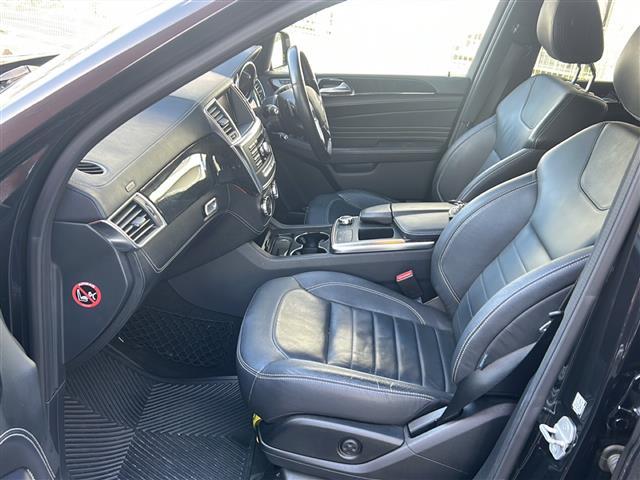 Ｍクラス ＭＬ３５０　ブルーテック　４マチック　メモリナビ　全方位カメラ　ＢＳＭ　サンルーフ　ＥＴＣ　全席シートヒーター　パワーシート（ＤＮ席）　ダウンヒルアシストコントロール　車高調整オフロードモード　ルーフレール　オートライト　電動リアゲート（15枚目）