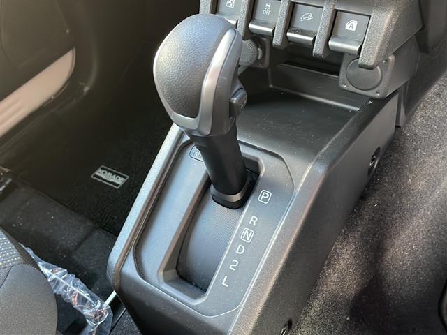 ジムニーノマド ＦＣ　ワンオーナー　アイドリングストップ　クルーズコントロール　ドアバイザー　プッシュスタート　４ＷＤ　純正フロアマット　シートヒーター　背面スペアタイヤ　純正アルミホイール　カーテンエアバッグ（8枚目）