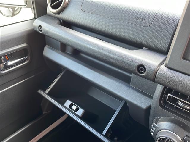 ジムニーノマド ＦＣ　ワンオーナー　アイドリングストップ　クルーズコントロール　ドアバイザー　プッシュスタート　４ＷＤ　純正フロアマット　シートヒーター　背面スペアタイヤ　純正アルミホイール　カーテンエアバッグ（17枚目）