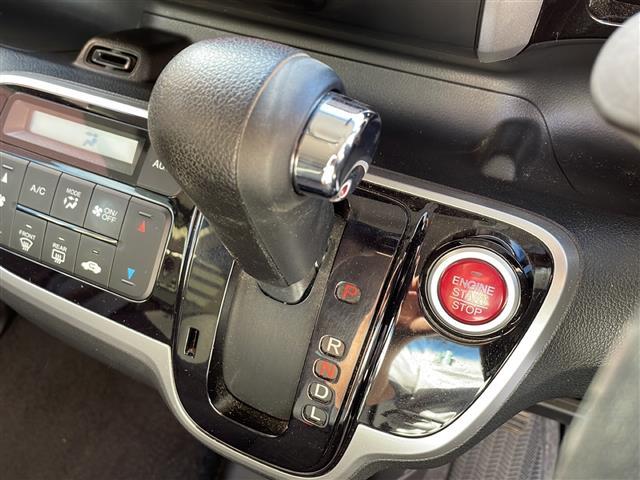 N-BOXカスタム G・Lパッケージ ETC 片側パワースライドドア バックカメラ 前席ベンチシート 後席チップアップシート CD再生 ワンセグ ナビ 純正フロアマット 純正アルミホイール14インチ オートエアコン USB入力端子(12枚目)