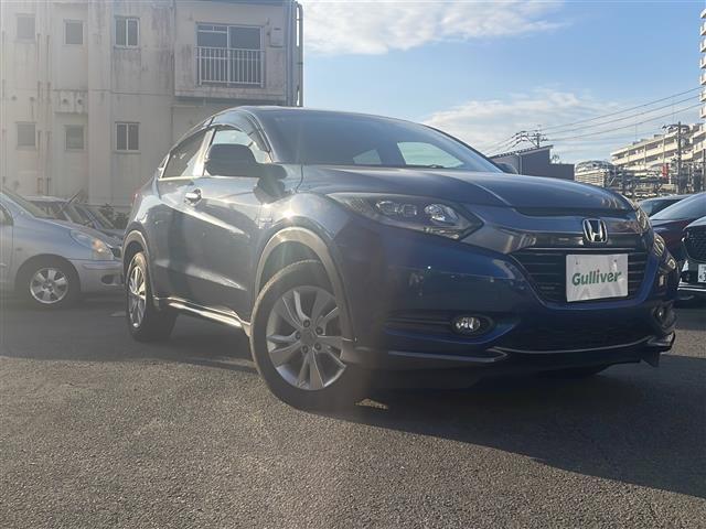 ヴェゼル ハイブリッドＸ　社外ナビ　Ｂｌｕｅｔｏｏｔｈ　バックカメラ　フルセグＴＶ　ＣＤ／ＤＶＤチェンジャー　ＥＴＣ　アイドリングストップ　パワーステアリング　パワーウィンドウ　衝突軽減システム　純正アルミホイール　純正フロア（2枚目）