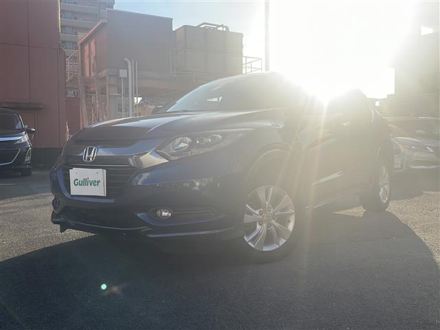 ヴェゼル ハイブリッドＸ　社外ナビ　Ｂｌｕｅｔｏｏｔｈ　バックカメラ　フルセグＴＶ　ＣＤ／ＤＶＤチェンジャー　ＥＴＣ　アイドリングストップ　パワーステアリング　パワーウィンドウ　衝突軽減システム　純正アルミホイール　純正フロア（3枚目）