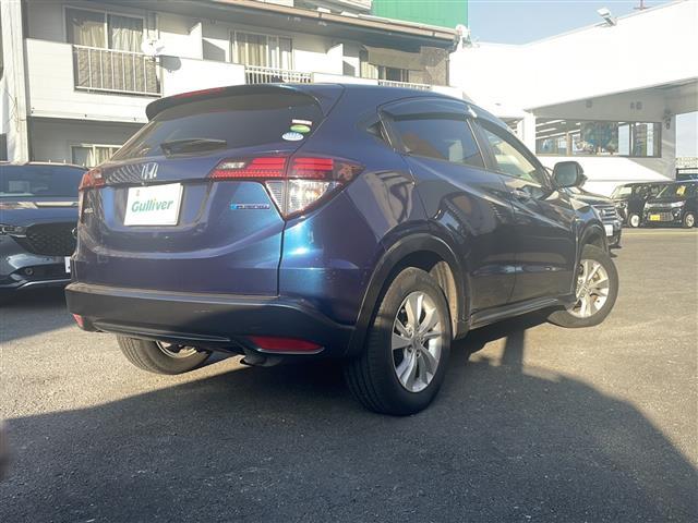 ヴェゼル ハイブリッドＸ　社外ナビ　Ｂｌｕｅｔｏｏｔｈ　バックカメラ　フルセグＴＶ　ＣＤ／ＤＶＤチェンジャー　ＥＴＣ　アイドリングストップ　パワーステアリング　パワーウィンドウ　衝突軽減システム　純正アルミホイール　純正フロア（5枚目）