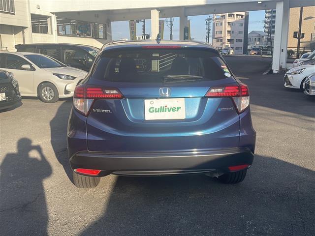 ヴェゼル ハイブリッドＸ　社外ナビ　Ｂｌｕｅｔｏｏｔｈ　バックカメラ　フルセグＴＶ　ＣＤ／ＤＶＤチェンジャー　ＥＴＣ　アイドリングストップ　パワーステアリング　パワーウィンドウ　衝突軽減システム　純正アルミホイール　純正フロア（7枚目）