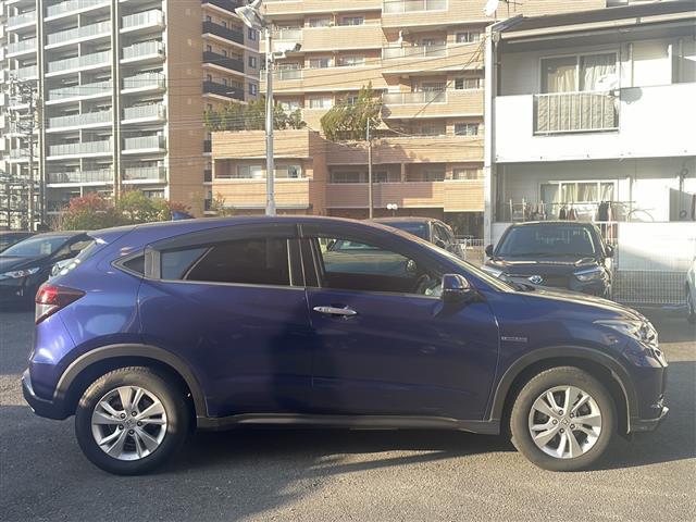 ヴェゼル ハイブリッドＸ　社外ナビ　Ｂｌｕｅｔｏｏｔｈ　バックカメラ　フルセグＴＶ　ＣＤ／ＤＶＤチェンジャー　ＥＴＣ　アイドリングストップ　パワーステアリング　パワーウィンドウ　衝突軽減システム　純正アルミホイール　純正フロア（8枚目）