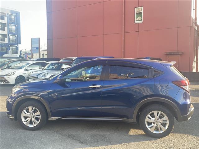 ヴェゼル ハイブリッドＸ　社外ナビ　Ｂｌｕｅｔｏｏｔｈ　バックカメラ　フルセグＴＶ　ＣＤ／ＤＶＤチェンジャー　ＥＴＣ　アイドリングストップ　パワーステアリング　パワーウィンドウ　衝突軽減システム　純正アルミホイール　純正フロア（9枚目）