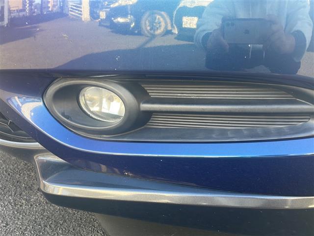 ヴェゼル ハイブリッドＸ　社外ナビ　Ｂｌｕｅｔｏｏｔｈ　バックカメラ　フルセグＴＶ　ＣＤ／ＤＶＤチェンジャー　ＥＴＣ　アイドリングストップ　パワーステアリング　パワーウィンドウ　衝突軽減システム　純正アルミホイール　純正フロア（10枚目）