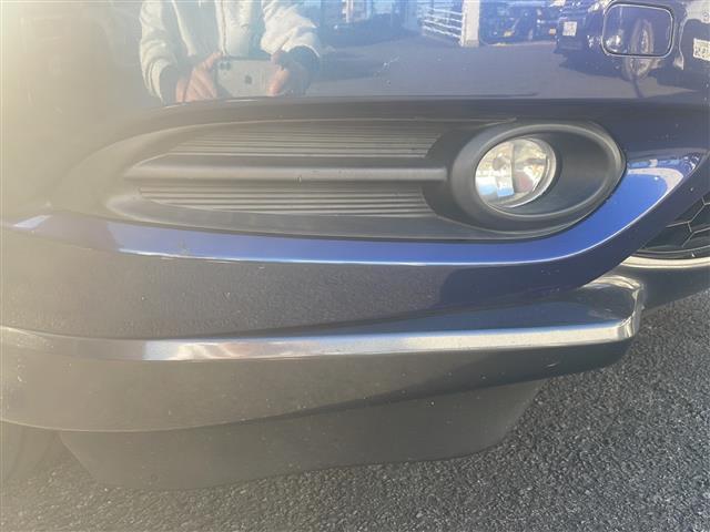 ヴェゼル ハイブリッドＸ　社外ナビ　Ｂｌｕｅｔｏｏｔｈ　バックカメラ　フルセグＴＶ　ＣＤ／ＤＶＤチェンジャー　ＥＴＣ　アイドリングストップ　パワーステアリング　パワーウィンドウ　衝突軽減システム　純正アルミホイール　純正フロア（11枚目）