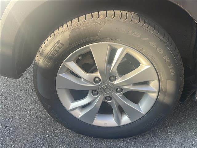 ヴェゼル ハイブリッドＸ　社外ナビ　Ｂｌｕｅｔｏｏｔｈ　バックカメラ　フルセグＴＶ　ＣＤ／ＤＶＤチェンジャー　ＥＴＣ　アイドリングストップ　パワーステアリング　パワーウィンドウ　衝突軽減システム　純正アルミホイール　純正フロア（14枚目）