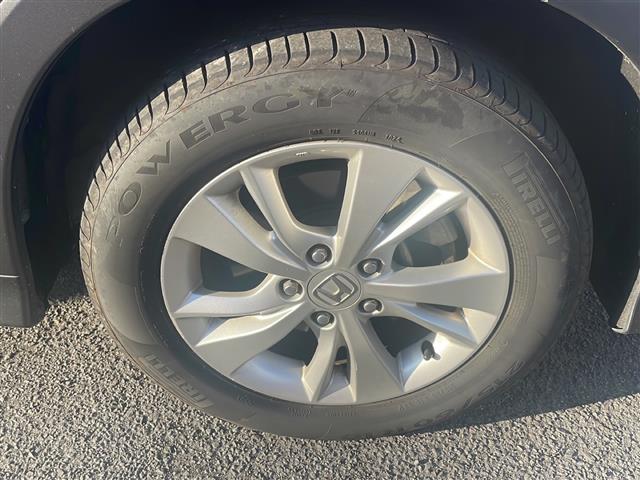 ヴェゼル ハイブリッドＸ　社外ナビ　Ｂｌｕｅｔｏｏｔｈ　バックカメラ　フルセグＴＶ　ＣＤ／ＤＶＤチェンジャー　ＥＴＣ　アイドリングストップ　パワーステアリング　パワーウィンドウ　衝突軽減システム　純正アルミホイール　純正フロア（15枚目）