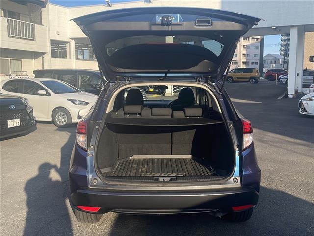 ヴェゼル ハイブリッドＸ　社外ナビ　Ｂｌｕｅｔｏｏｔｈ　バックカメラ　フルセグＴＶ　ＣＤ／ＤＶＤチェンジャー　ＥＴＣ　アイドリングストップ　パワーステアリング　パワーウィンドウ　衝突軽減システム　純正アルミホイール　純正フロア（16枚目）