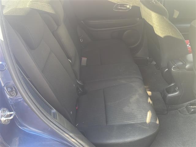 ヴェゼル ハイブリッドＸ　社外ナビ　Ｂｌｕｅｔｏｏｔｈ　バックカメラ　フルセグＴＶ　ＣＤ／ＤＶＤチェンジャー　ＥＴＣ　アイドリングストップ　パワーステアリング　パワーウィンドウ　衝突軽減システム　純正アルミホイール　純正フロア（17枚目）